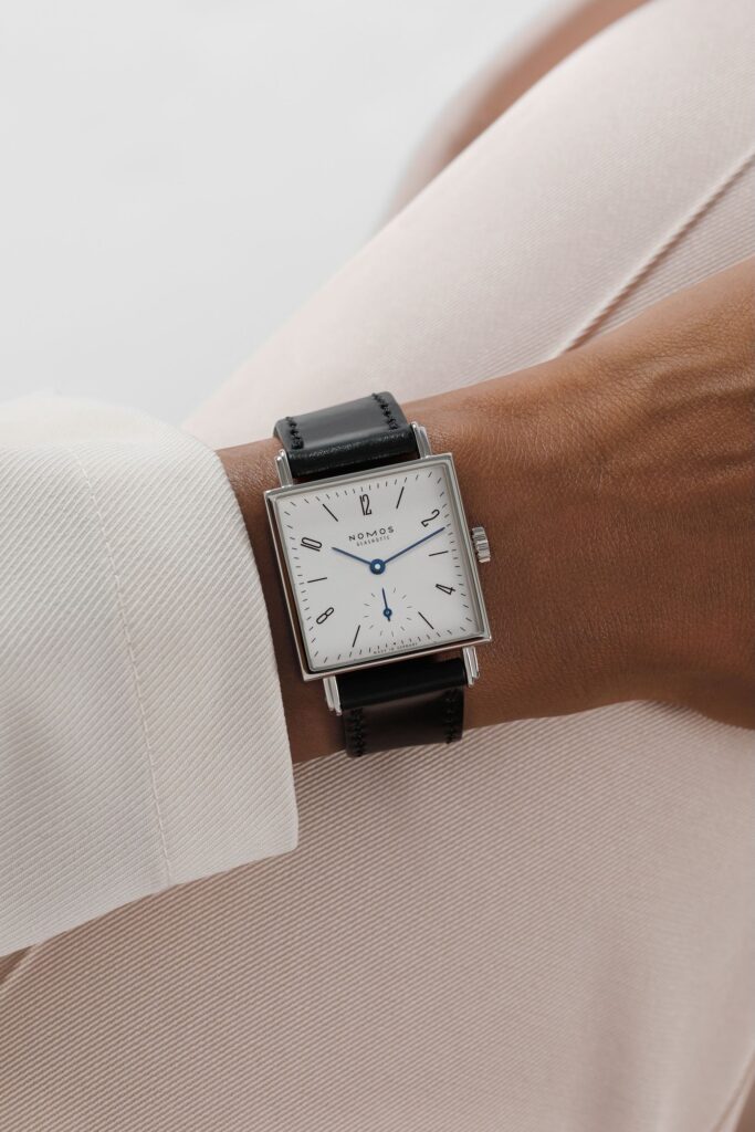 NOMOS Glashütte Tetra 27 white и Tetra 27 duo — геометрия баухауса в компактном формате